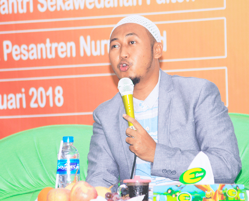 Penyaji Seminar Motivasi KH. Hafidzul Hakim Noer