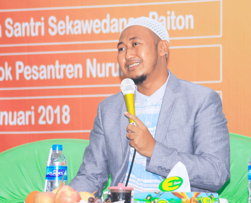 Penyaji Seminar Motivasi KH. Hafidzul Hakim Noer