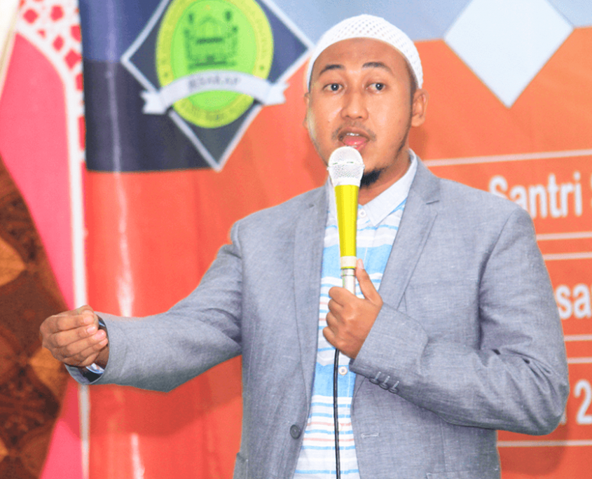 Penyaji Seminar Motivasi KH. Hafidzul Hakim Noer