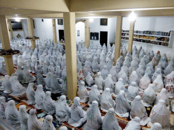 Sambut Gerhana Bulan, PP. Nurul Jadid Gelar Salat Gerhana