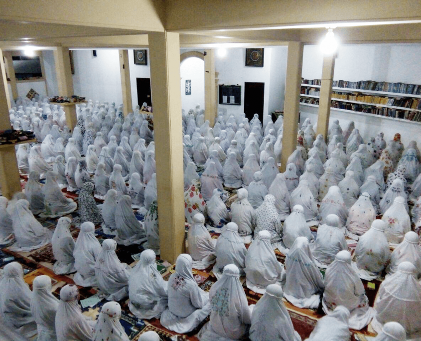 Sambut Gerhana Bulan, PP. Nurul Jadid Gelar Salat Gerhana