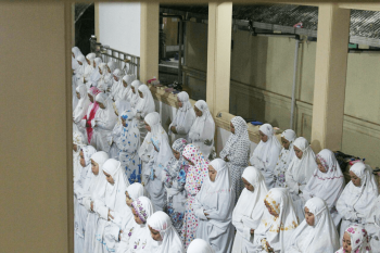 Sambut Gerhana Bulan, PP. Nurul Jadid Gelar Salat Gerhana