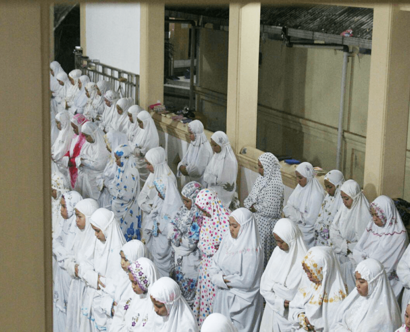Sambut Gerhana Bulan, PP. Nurul Jadid Gelar Salat Gerhana