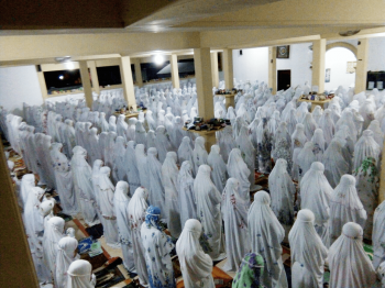 Sambut Gerhana Bulan, PP. Nurul Jadid Gelar Salat Gerhana