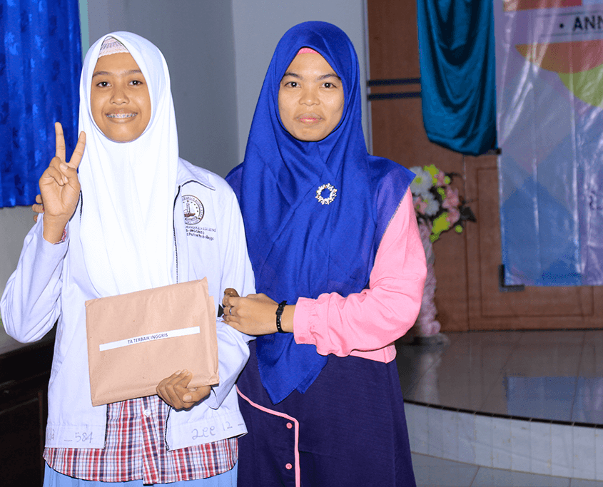 Pemberian piagam penghargaan kepada peserta didik berprestasi oleh Pengurus puteri LPBA