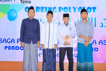 Pemberian piagam penghargaan kepada peserta didik berprestasi oleh Pengurus puteria LPBA