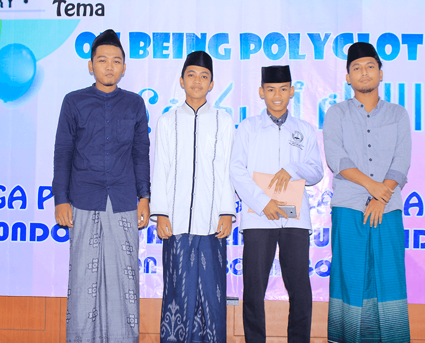 Pemberian piagam penghargaan kepada peserta didik berprestasi oleh Pengurus puteria LPBA