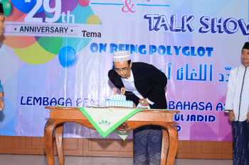 Prosesi peringatan HUT ke 29 secara simbolis oleh Direktur LPBA, K. Muhammad Al Fayyadl