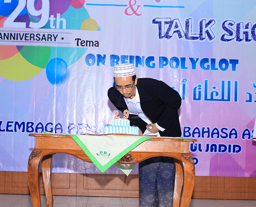 Prosesi peringatan HUT ke 29 secara simbolis oleh Direktur LPBA, K. Muhammad Al Fayyadl