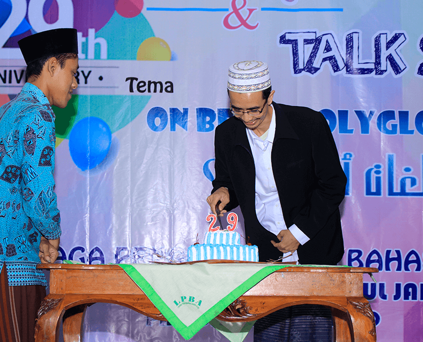 Prosesi peringatan HUT ke 29 secara simbolis oleh Direktur LPBA, K. Muhammad Al Fayyadl