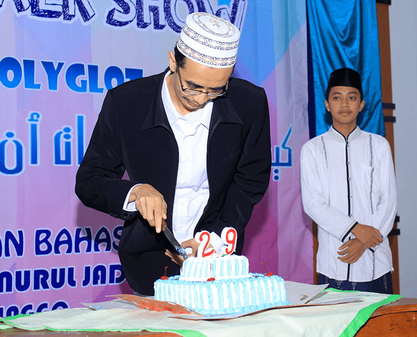 Prosesi peringatan HUT ke 29 secara simbolis oleh Direktur LPBA, K. Muhammad Al Fayyadl