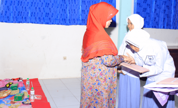 Pemberian piagam penghargaan kepada peserta didik berprestasi oleh Neng Mabruroh Zainul Mu'in