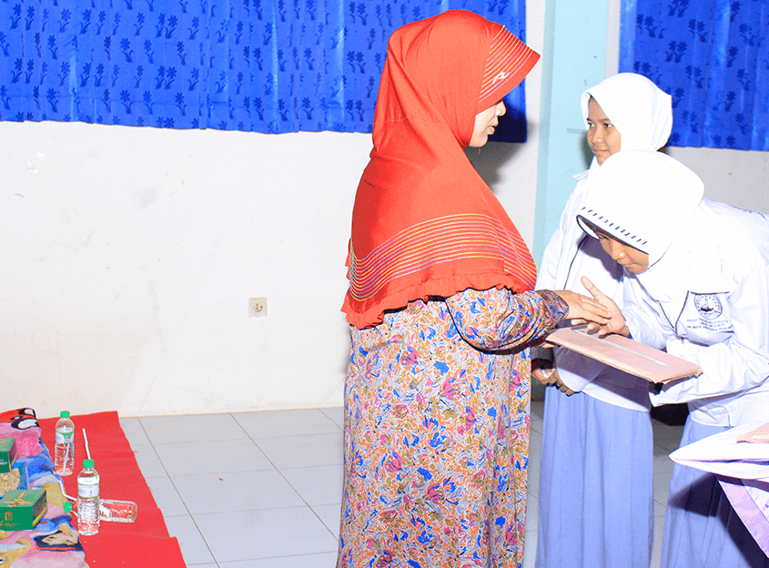 Pemberian piagam penghargaan kepada peserta didik berprestasi oleh Neng Mabruroh Zainul Mu'in