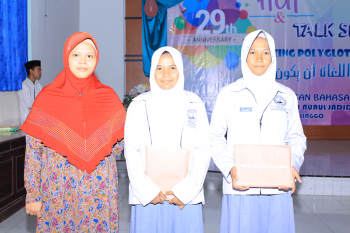 Pemberian piagam penghargaan kepada peserta didik berprestasi oleh Neng Mabruroh Zainul Mu'in