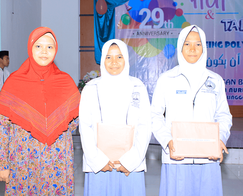 Pemberian piagam penghargaan kepada peserta didik berprestasi oleh Neng Mabruroh Zainul Mu'in