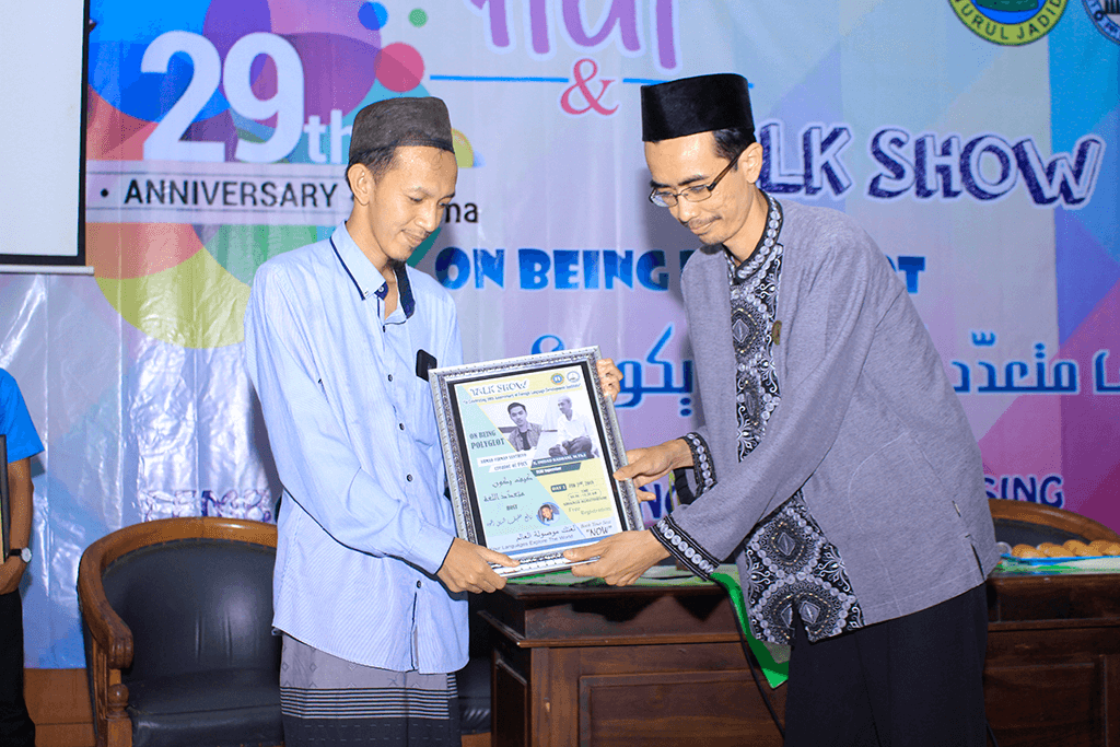 K. Muhammad Imdad Robbani (Gus Amak) pada saat menerima penghargaan dari Direktur LPBA di acara Talk Show HUT LPBA ke 29