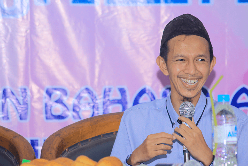 K. Muhammad Imdad Robbani (Gus Amak) pada saat menjadi penyaji di acara Talk Show HUT LPBA ke 29