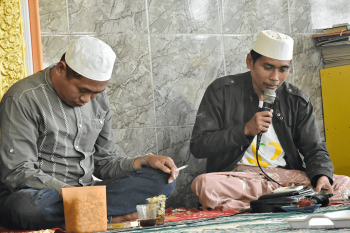 H. Faizin Syamwil, Sekretaris Pesantren PP. Nurul Jadid (kanan) saat menghadiri acara Pertemuan Terbatas P4NJ Banyuwangi