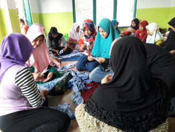 Mahasiswa UNUJA Ajak Masyarakat Wangkal Manfaatkan Kain Perca