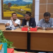 Kepala SMK Nurul Jadid, Abdul Manaf dengan Wakerhumas, Agus Fanani saat menghadiri acara PJB Class di kantor dinas Pendidikan dan Kebudayaan Provinsi Jawa Timur