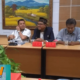 Kepala SMK Nurul Jadid, Abdul Manaf dengan Wakerhumas, Agus Fanani saat menghadiri acara PJB Class di kantor dinas Pendidikan dan Kebudayaan Provinsi Jawa Timur