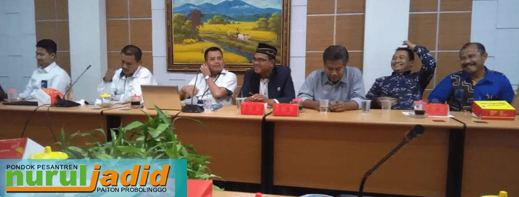 Kepala SMK Nurul Jadid, Abdul Manaf dengan Wakerhumas, Agus Fanani saat menghadiri acara PJB Class di kantor dinas Pendidikan dan Kebudayaan Provinsi Jawa Timur