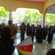 siswa-siswi MINM Nurul Jadid saat latihan di halaman MINM