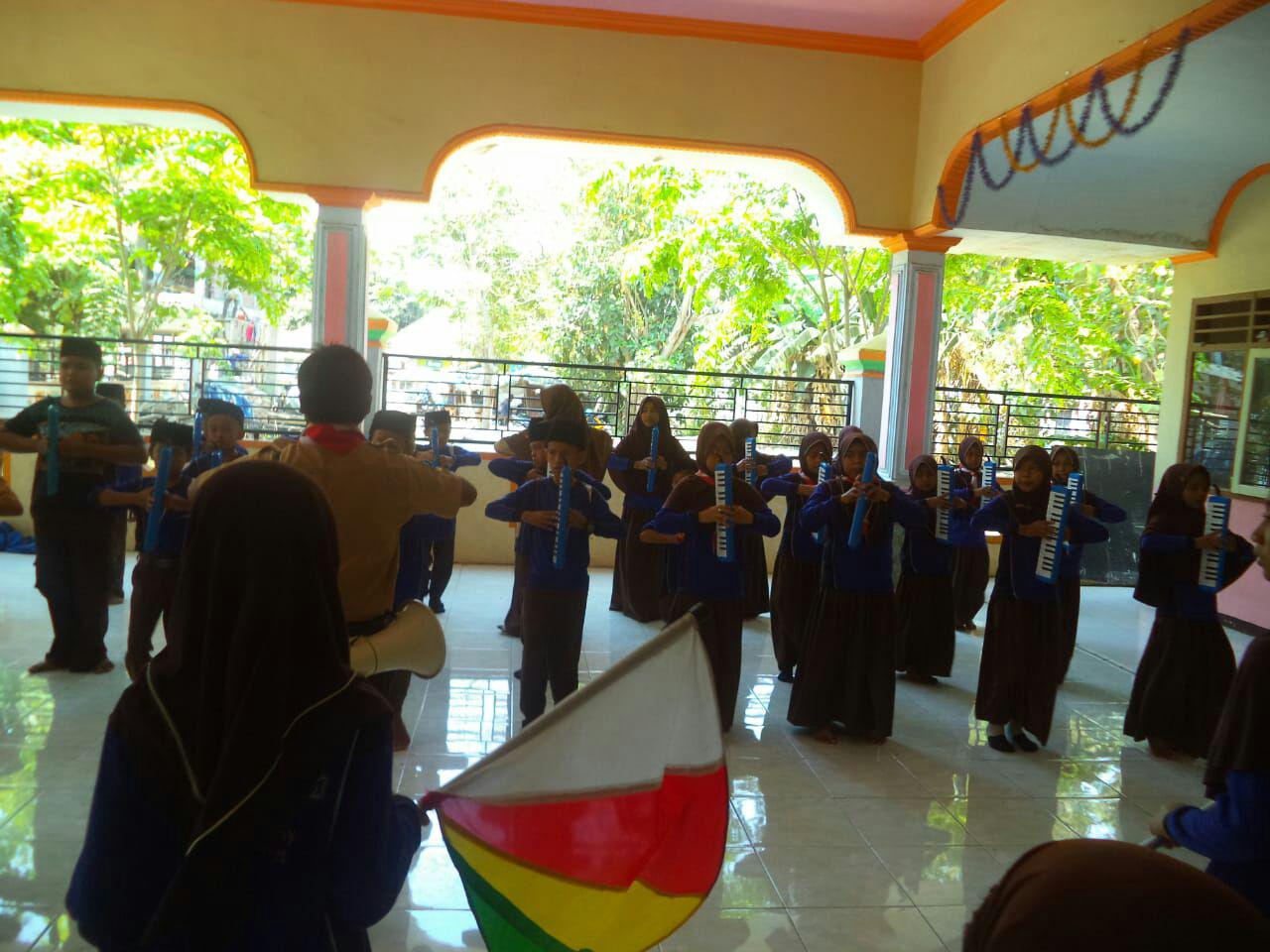 siswa-siswi MINM Nurul Jadid saat latihan di halaman MINM