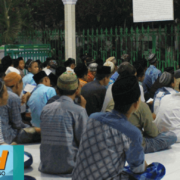 Peserta Didik Asrama Diniyah saat melaksanakan istigasah di Asta pendiri dan dewan pengasuh PP. Nurul Jadid