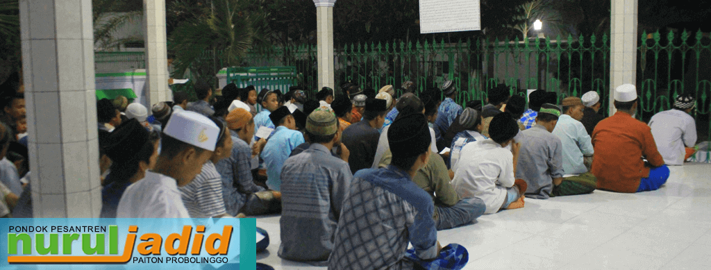 Peserta Didik Asrama Diniyah saat melaksanakan istigasah di Asta pendiri dan dewan pengasuh PP. Nurul Jadid