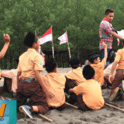 SMPNJ Kemah Pramuka di Pantai Duta