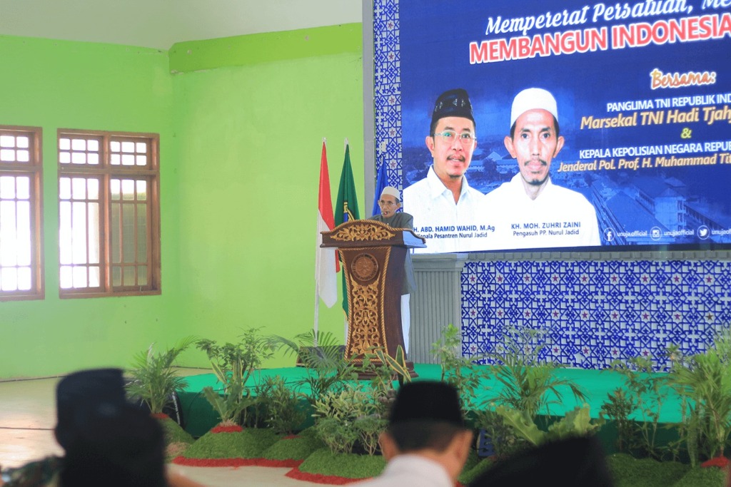 KH. Moh. Zuhri Zaini, Pengasuh PP. Nurul Jadid saat memberikan sambutan