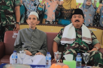 KH. Moh. Zuhri Zaini (Pengasuh PP. Nurul Jadid) bersama Bapak Marsekal Hadi Tjahjanto, S.IP (Panglima TNI)