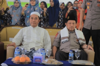 KH. ABd. Hamid Wahid (Kepala Pesantren PP. Nurul Jadid sekaligus Rektor UNUJA) bersama Jendral Polisi Prof. H. Muhammad Tito Karnavian. Ph.D. (Kepala Kepolisian Republik Indonesia)