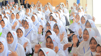 Keseruan santri putri saat pematerian