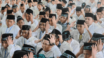 Keseruan santri putra saat pematerian