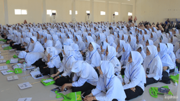 Suasana santri baru putri saat mengikuti pematerian OSABAR 2019