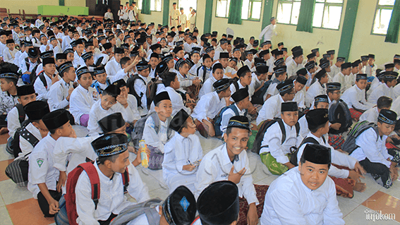 Suasana santri baru putra saat mengikuti pematerian OSABAR 2019