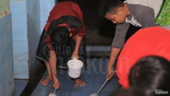 Suasana pada saat santri baru membersihkan kamar mandi