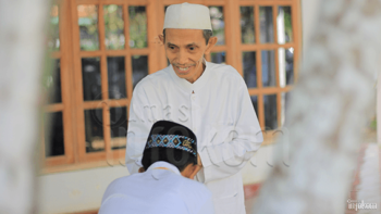 Suasana santri baru saat sowan kepada KH. Moh. Zuhri Zaini (Pengasuh PP. Nurul Jadid)