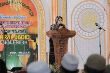 Bunda Hami (Pemangku Wilayah Al Mawaddah) saat memberikan sambutan di acara Wisuda Perdana Tahfidz Ekselensia