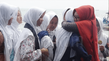 Suka Duka Santri Baru Al Mawaddah di Pantai Duta