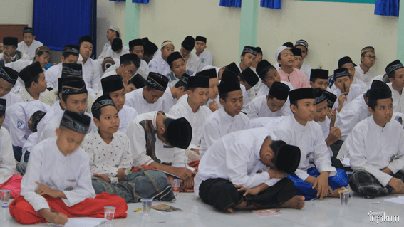 Peserta didik SMA Nurul Jadid Program Unggulan sedang menyimak Tausiyah Pengasuh