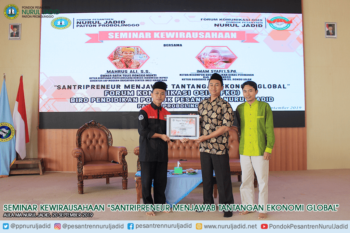 Seminar Kewirausahaan "Santripreneur Menjawab Tantangan Ekonomi Global"