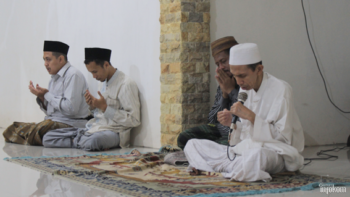 KH. Zuhri Zaini, saat menghadiri acara HAUL almarhum KH. Nur Chotim Zaini