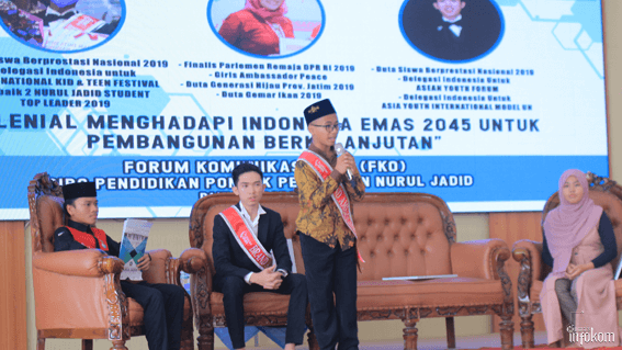 Wahyu Ilahi (Baju Batik) saat menyampaikan materi dalam acara Dialog Millenial