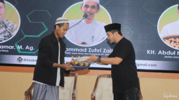 Pembina IKSAKAP, Ust. Mufid bersama Guntur Mahesa, Mantan Ketua IKSAKAP 2008 - 2009 saat pembukaan acara secara simbolis