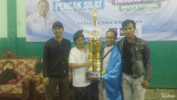 Ketua PBDNJ, G. Shollahuddin Wahid(baju putih) saat memegang Trofi Juara Umum