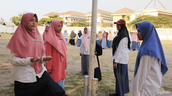Pasukan PASKIBRAKA Putri saat latihan di Lapangan PP. Nurul Jadid