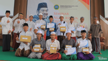 Sesi foto bersama, pemenang lomba Kreasi santri Al-Amiri (KRISTAL)